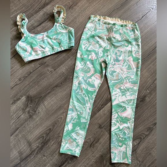2 piece IVL Marble Workout Matching Legging and Bra 💚🤍 - Picture 2 of 6